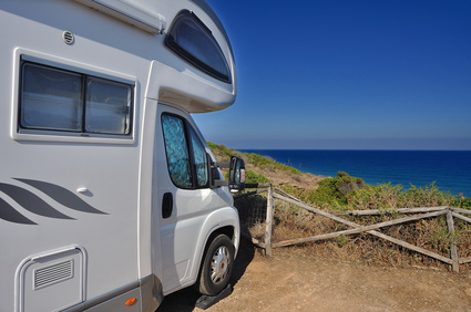 Camper in sosta sulla spiaggia